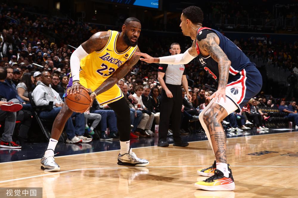 她凭借出色 她凭借出色